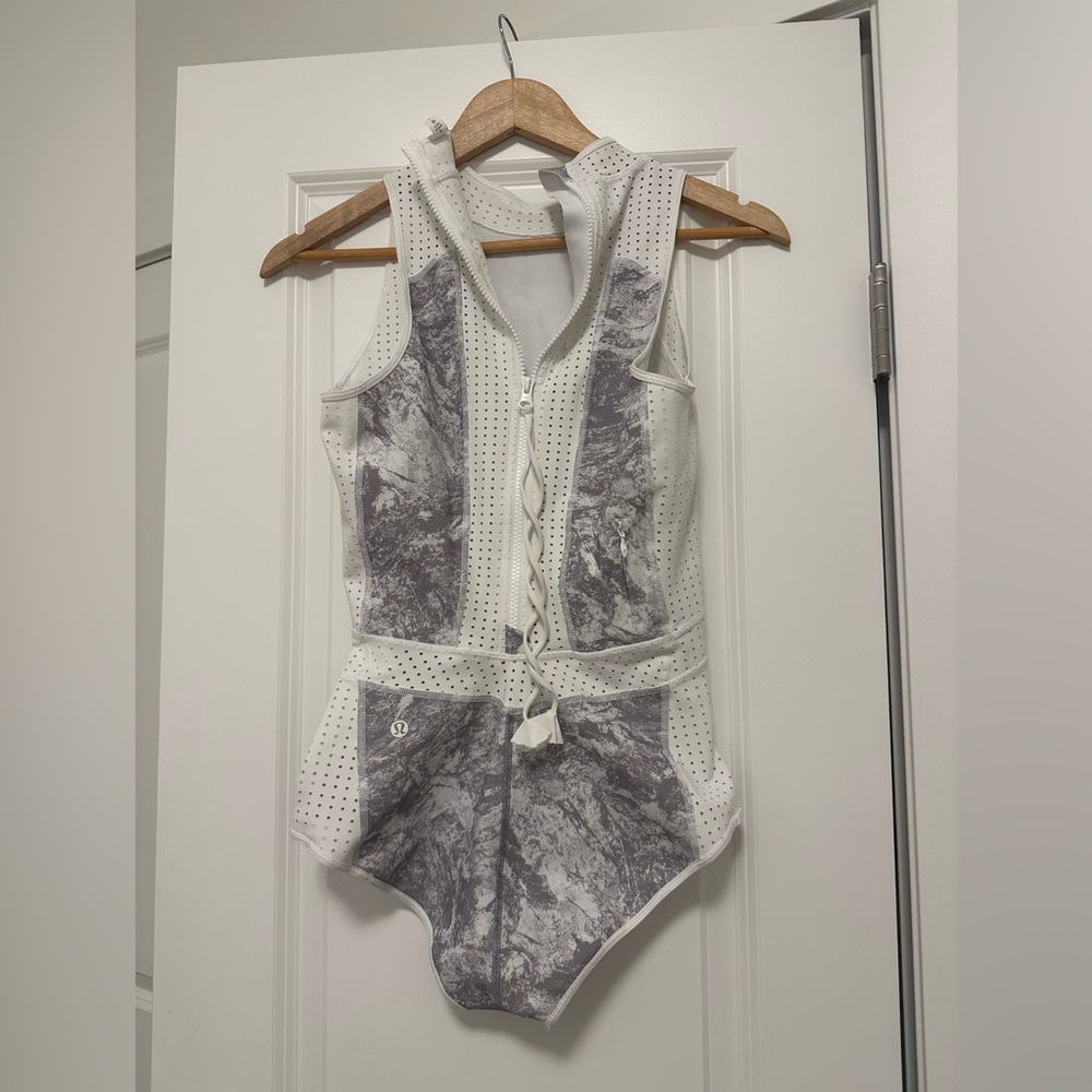 Lululemon 8, White and Gray Sleeveless Zip-Up bathing suit